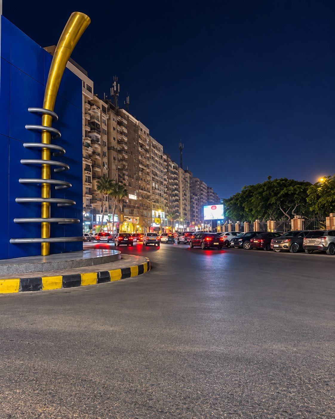 شارع حقيقي في المنصورة تحيط به المباني والخدمات